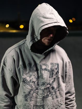 DEAD TREE DROP je venku! V nabídce máme trička, trička s dlouhým rukávem, crewnecky a mikiny! Polovina je fuč, tak to...