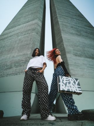 Vánoce se pomalu blíží, tak nezapomeň na ty nejvíc originální dárky! Třeba tyhle kalhoty, kompletně vyrobené v České...