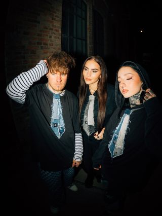 ♻️ UPCYCLED KRAVATY ♻️ Kompletně vyrobené ze starých džínových kalhot, podšité další vrstvou džínoviny pro větší pevnost....